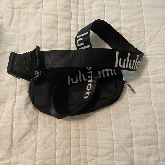 Lululemon Everywhere Belt Bag - Picture 2 of 3